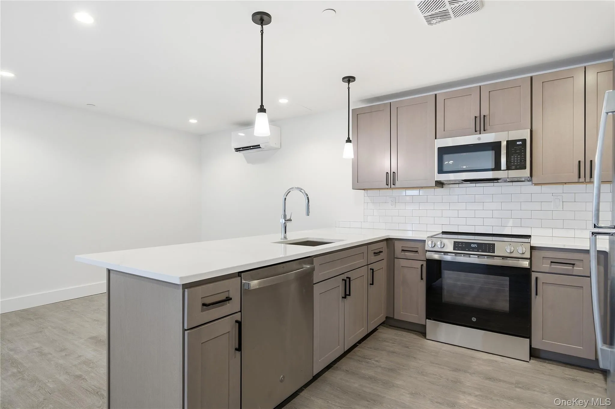180 Deer Park Avenue, Babylon, NY, 1 Bedroom Bedrooms, 3 Room Rooms,1 BathroomBathrooms,Residential Lease,For Rent,Deer Park,0,1041724 180 Deer Park Avenue, Babylon, NY, 1 Bedroom Bedrooms, 3 Room Rooms,1 BathroomBathrooms,Residential Lease,For Rent,Deer Park,0,1041724
