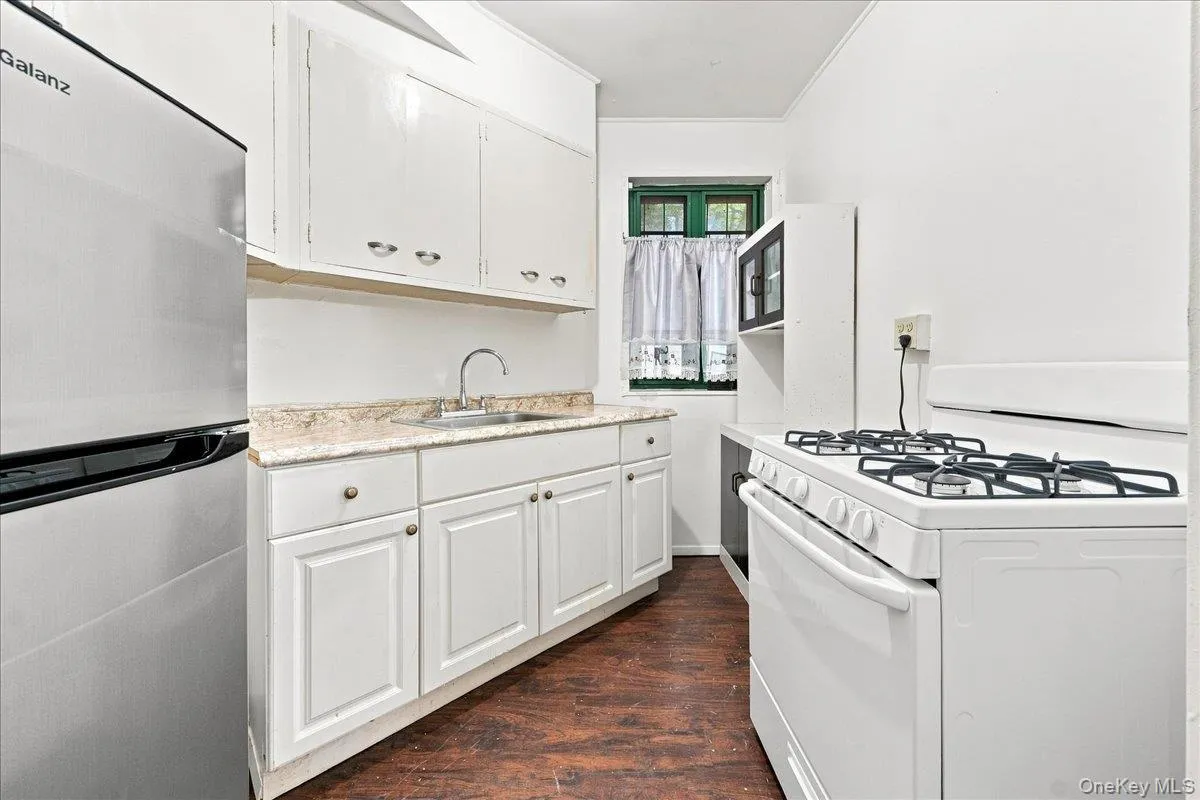 1589 Unionport Road, New York, NY, 1 Bedroom Bedrooms, 4 Rooms Rooms,1 BathroomBathrooms,Residential Lease,For Rent,Unionport,0,1041749 1589 Unionport Road, New York, NY, 1 Bedroom Bedrooms, 4 Rooms Rooms,1 BathroomBathrooms,Residential Lease,For Rent,Unionport,0,1041749