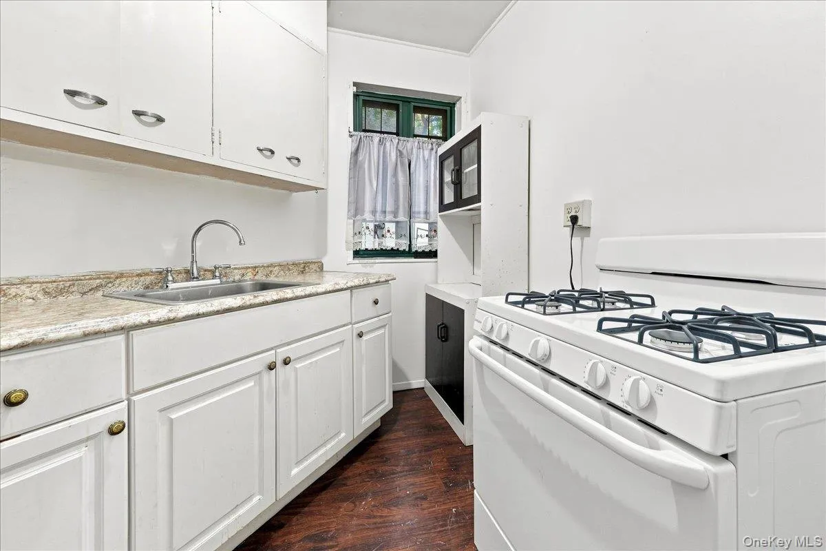 1589 Unionport Road, New York, NY, 1 Bedroom Bedrooms, 4 Rooms Rooms,1 BathroomBathrooms,Residential Lease,For Rent,Unionport,0,1041749 1589 Unionport Road, New York, NY, 1 Bedroom Bedrooms, 4 Rooms Rooms,1 BathroomBathrooms,Residential Lease,For Rent,Unionport,0,1041749