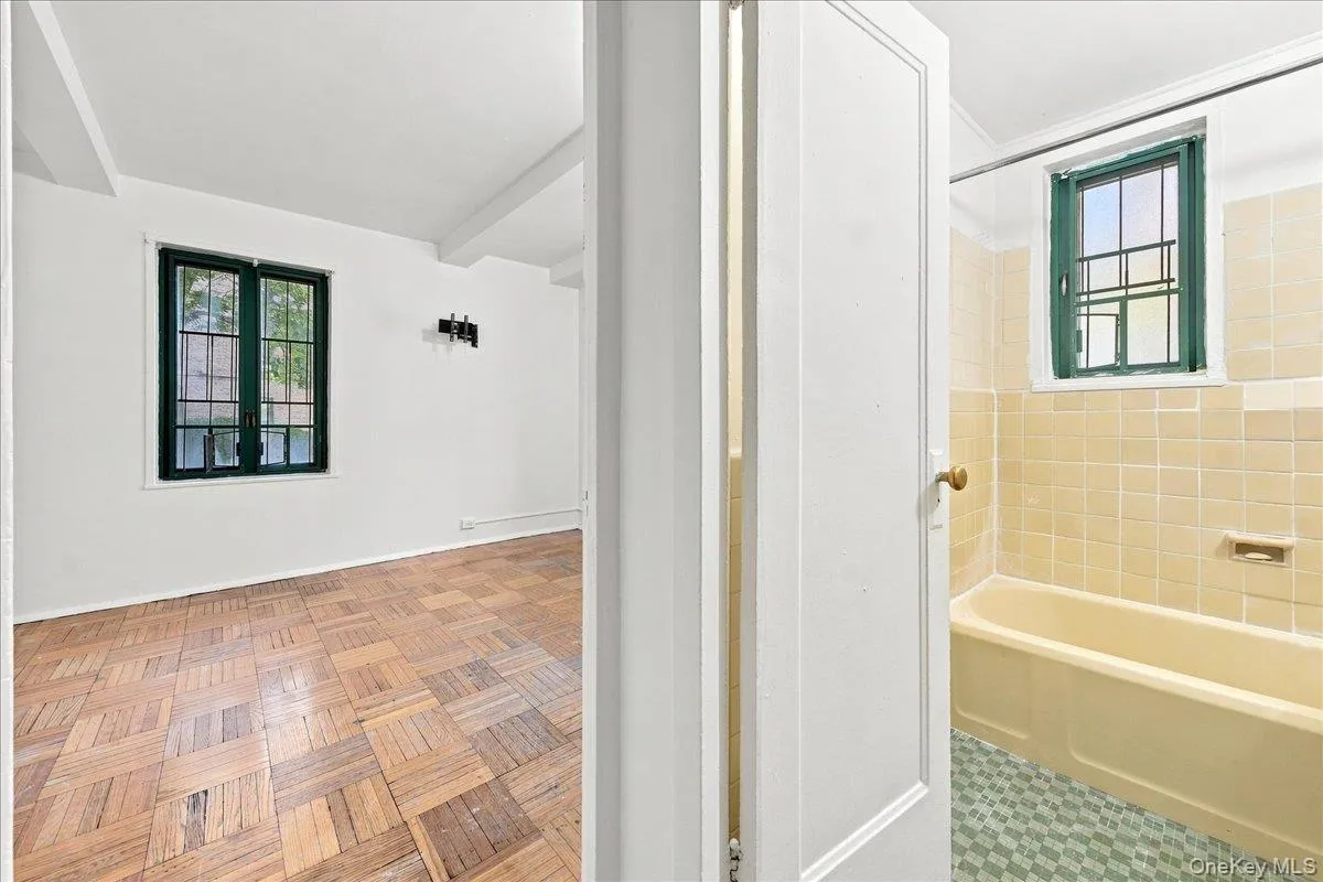 1589 Unionport Road, New York, NY, 1 Bedroom Bedrooms, 4 Rooms Rooms,1 BathroomBathrooms,Residential Lease,For Rent,Unionport,0,1041749 1589 Unionport Road, New York, NY, 1 Bedroom Bedrooms, 4 Rooms Rooms,1 BathroomBathrooms,Residential Lease,For Rent,Unionport,0,1041749