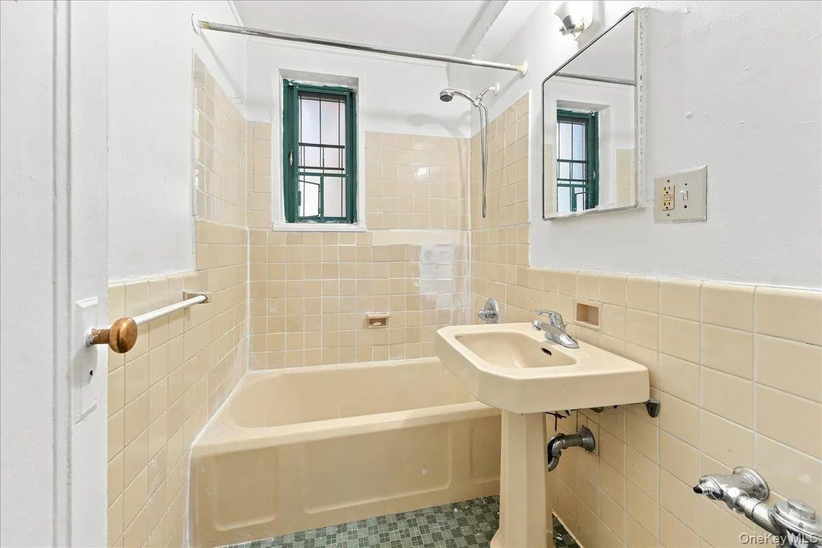 1589 Unionport Road, New York, NY, 1 Bedroom Bedrooms, 4 Rooms Rooms,1 BathroomBathrooms,Residential Lease,For Rent,Unionport,0,1041749 1589 Unionport Road, New York, NY, 1 Bedroom Bedrooms, 4 Rooms Rooms,1 BathroomBathrooms,Residential Lease,For Rent,Unionport,0,1041749