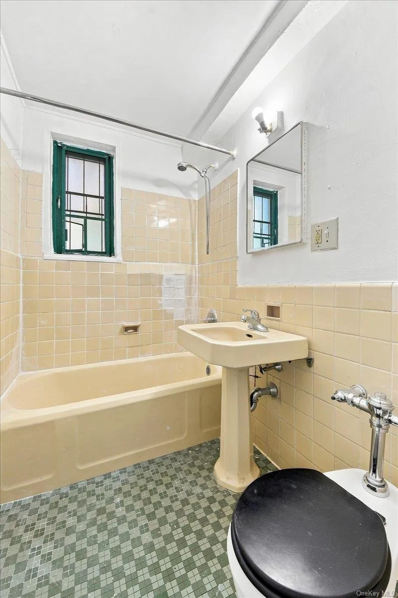 1589 Unionport Road, New York, NY, 1 Bedroom Bedrooms, 4 Rooms Rooms,1 BathroomBathrooms,Residential Lease,For Rent,Unionport,0,1041749 1589 Unionport Road, New York, NY, 1 Bedroom Bedrooms, 4 Rooms Rooms,1 BathroomBathrooms,Residential Lease,For Rent,Unionport,0,1041749