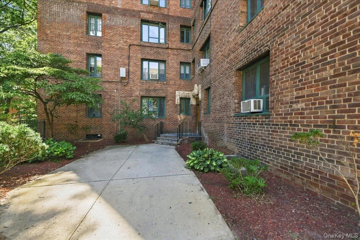 1589 Unionport Road, New York, NY, 1 Bedroom Bedrooms, 4 Rooms Rooms,1 BathroomBathrooms,Residential Lease,For Rent,Unionport,0,1041749 1589 Unionport Road, New York, NY, 1 Bedroom Bedrooms, 4 Rooms Rooms,1 BathroomBathrooms,Residential Lease,For Rent,Unionport,0,1041749