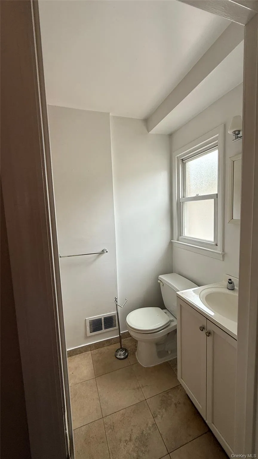 1533 208th Street, New York, NY, 3 Bedrooms Bedrooms, 8 Rooms Rooms,2 BathroomsBathrooms,Residential Lease,For Rent,208th,0,1041754 1533 208th Street, New York, NY, 3 Bedrooms Bedrooms, 8 Rooms Rooms,2 BathroomsBathrooms,Residential Lease,For Rent,208th,0,1041754