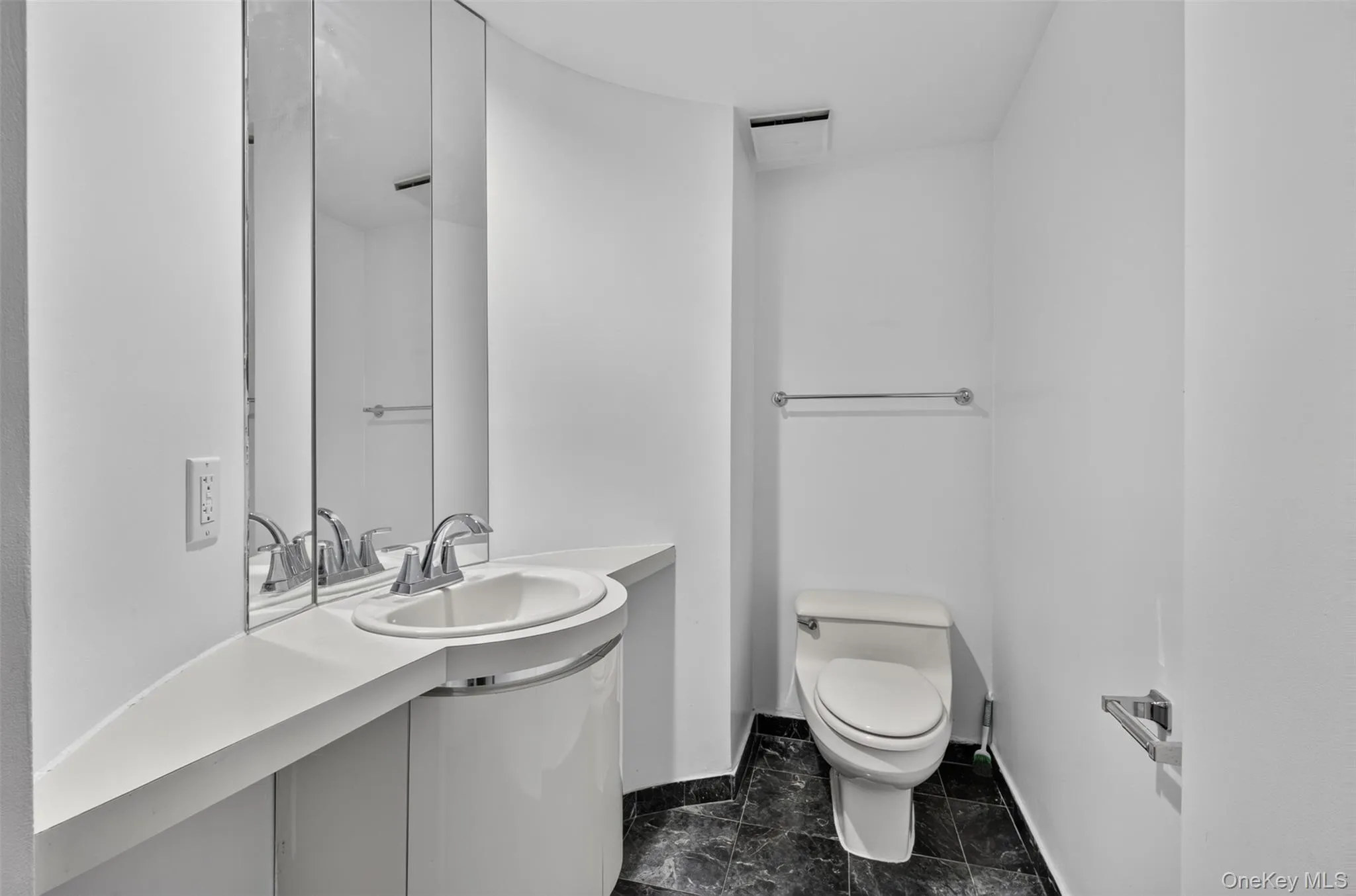 88 Cuttermill Road, North Hempstead, NY, 2 Bedrooms Bedrooms, 4 Rooms Rooms,2 BathroomsBathrooms,Residential,For Rent,Cuttermill Road,0,1041769 88 Cuttermill Road, North Hempstead, NY, 2 Bedrooms Bedrooms, 4 Rooms Rooms,2 BathroomsBathrooms,Residential,For Rent,Cuttermill Road,0,1041769