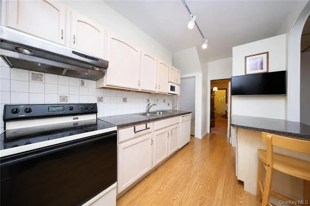 1024 68th Street, New York, NY, 3 Bedrooms Bedrooms, 7 Rooms Rooms,2 BathroomsBathrooms,Residential,For Rent,68th,0,1041845 1024 68th Street, New York, NY, 3 Bedrooms Bedrooms, 7 Rooms Rooms,2 BathroomsBathrooms,Residential,For Rent,68th,0,1041845