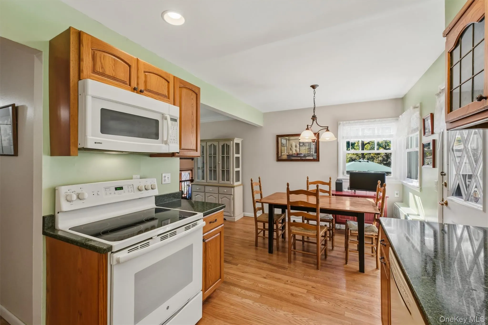 Kitchen with oak cabinets and silestone counters Kitchen with oak cabinets and silestone counters