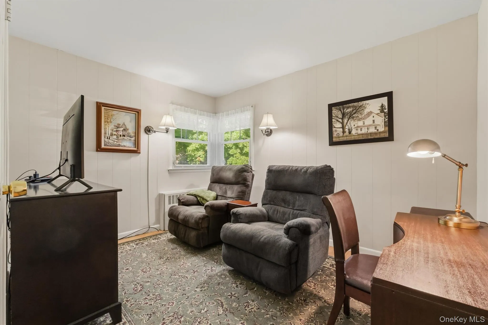 2nd bedroom on main floor with hardwood flooring 2nd bedroom on main floor with hardwood flooring