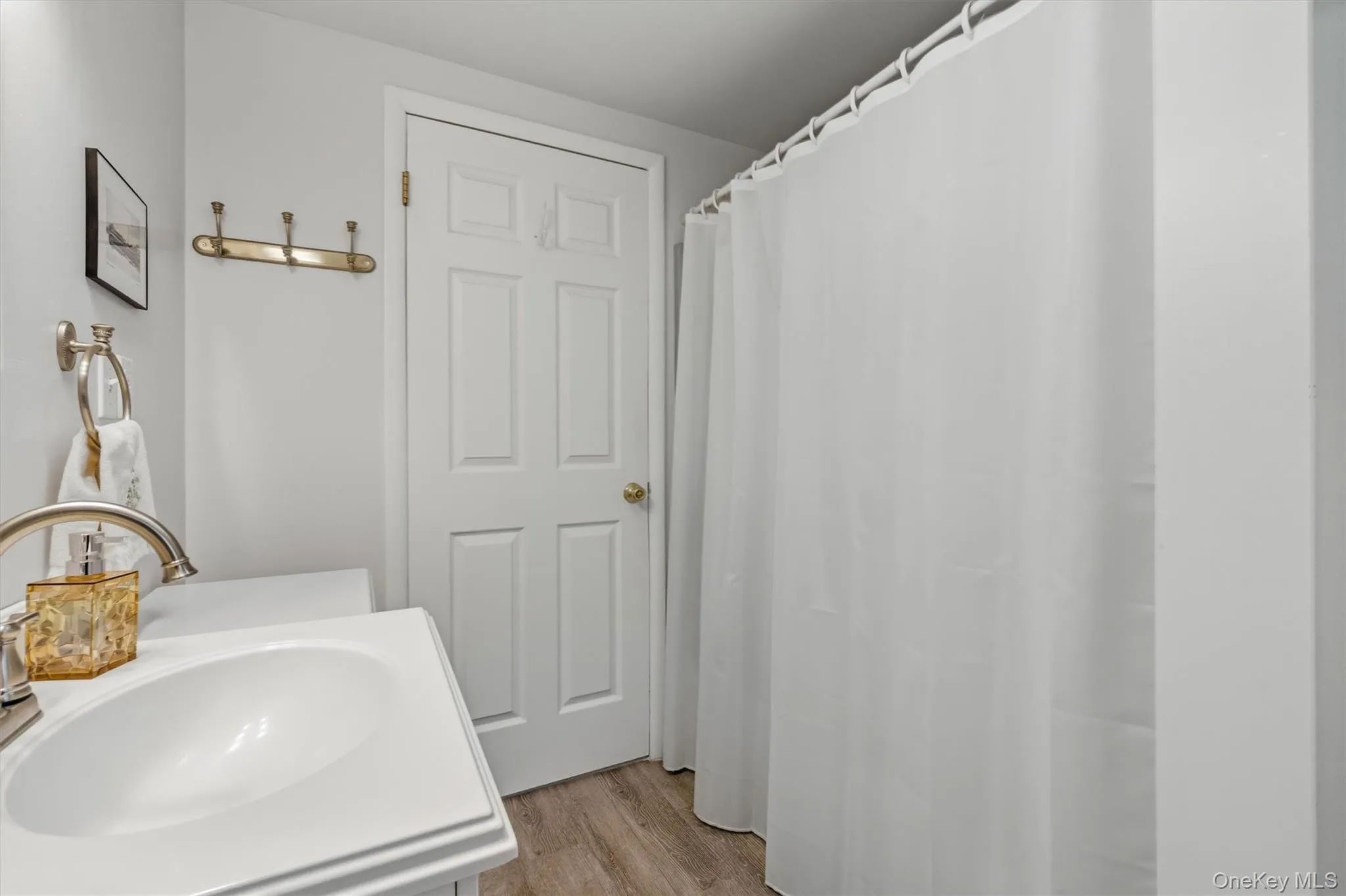 Full bath on 2nd level Full bath on 2nd level