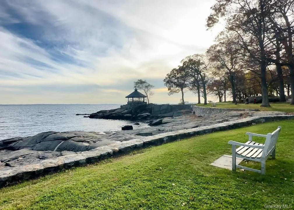Close proximity to Larchmont Manor Close proximity to Larchmont Manor