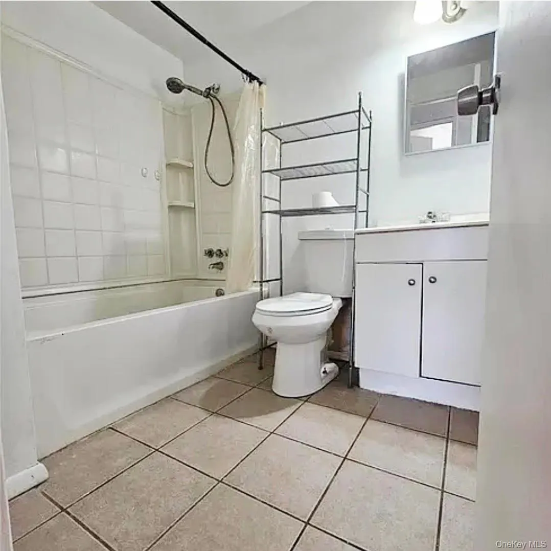 Full bathroom on 2nd floor Full bathroom on 2nd floor