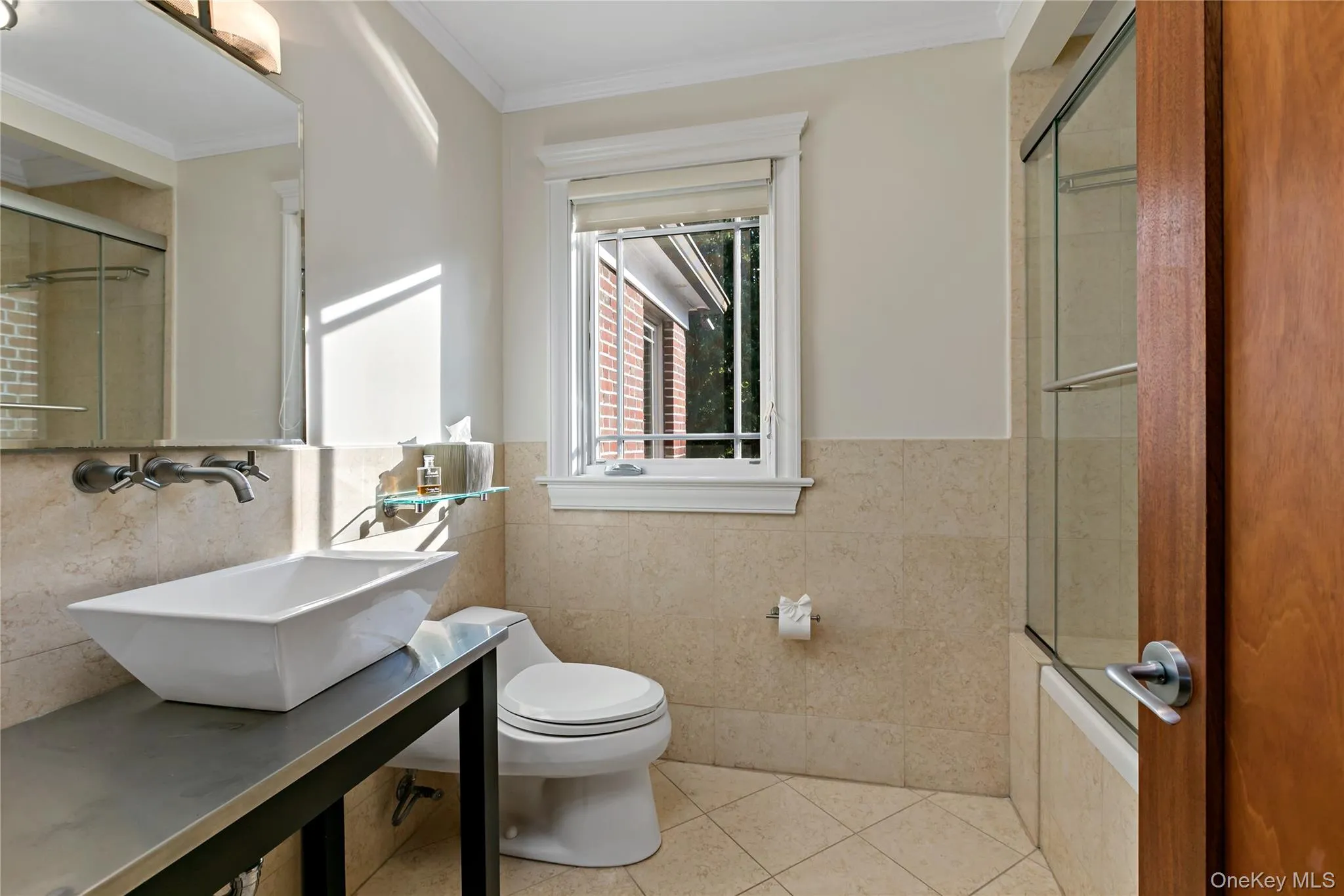 Hall Bath w/ Jacuzzi Tub/Shower Hall Bath w/ Jacuzzi Tub/Shower