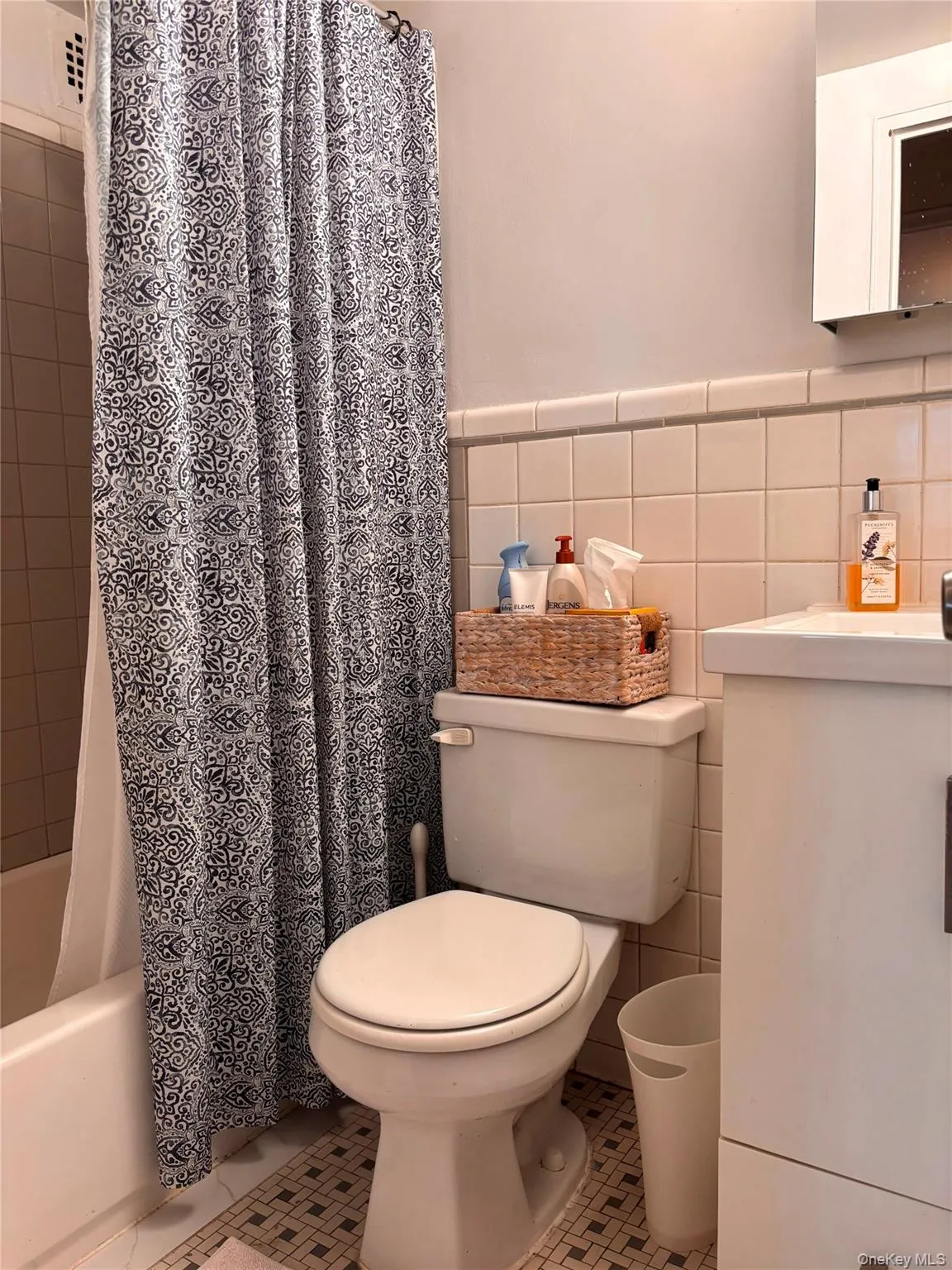 61-25 97th Street, New York, NY, 1 Bedroom Bedrooms, 3 Rooms Rooms,1 BathroomBathrooms,Residential,For Rent,97th,0,1041957 61-25 97th Street, New York, NY, 1 Bedroom Bedrooms, 3 Rooms Rooms,1 BathroomBathrooms,Residential,For Rent,97th,0,1041957