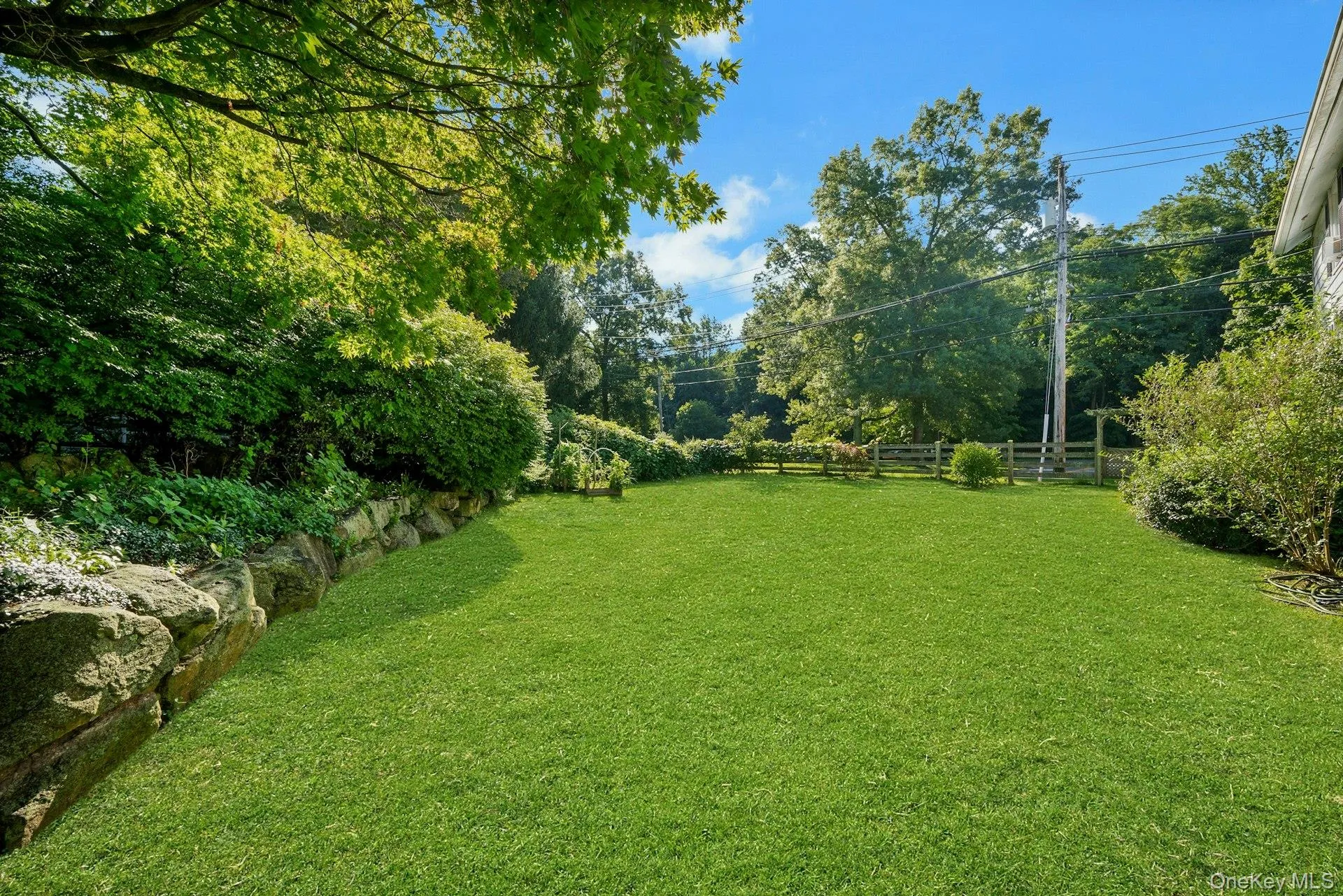 Gorgeous back and side yard... Gorgeous back and side yard...