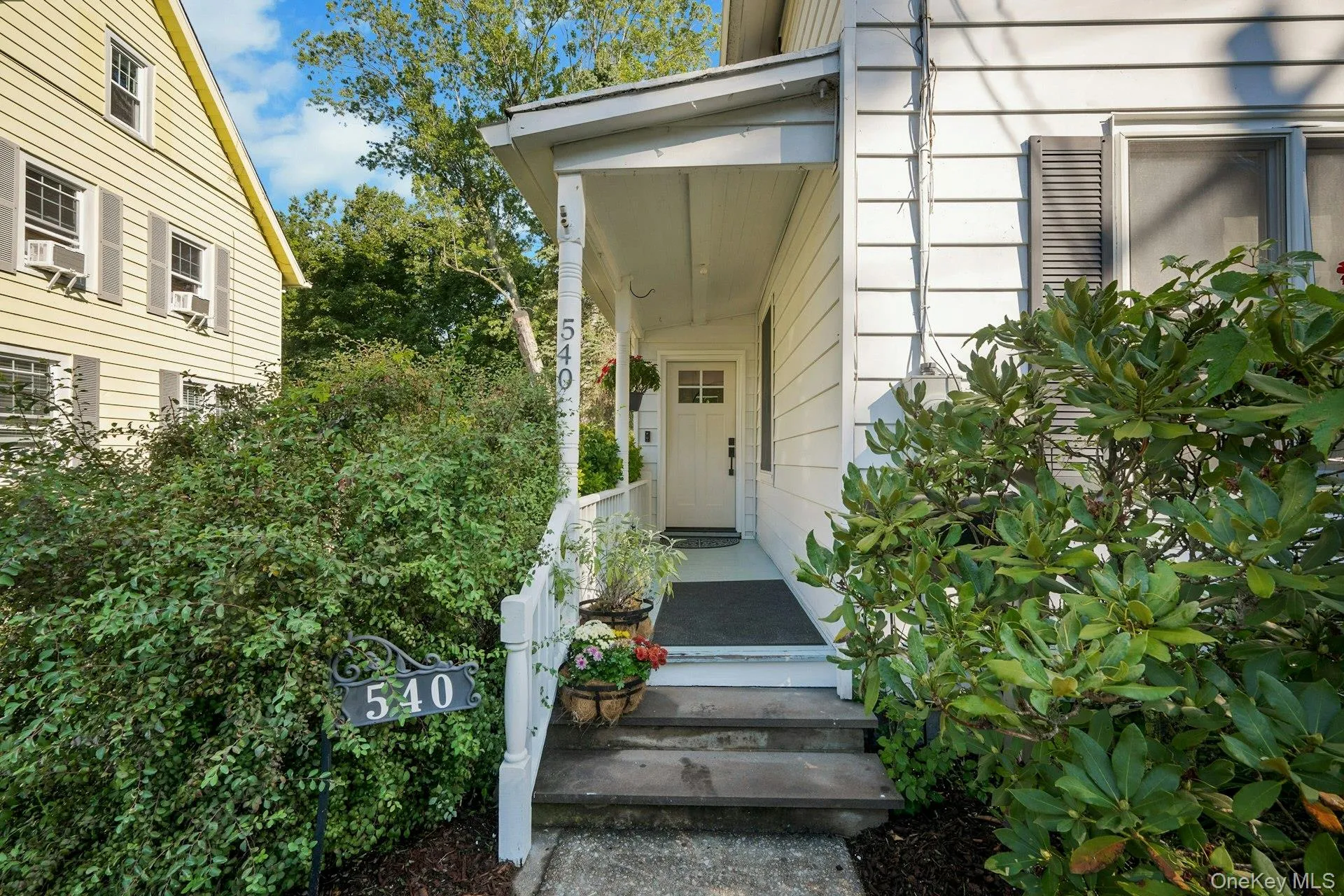 Charming entry to front door... Charming entry to front door...