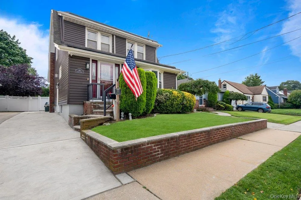 183 Horton Avenue, Hempstead, NY, 3 Bedrooms Bedrooms, 7 Rooms Rooms,1 BathroomBathrooms,Residential,For Rent,Horton,0,1041991 183 Horton Avenue, Hempstead, NY, 3 Bedrooms Bedrooms, 7 Rooms Rooms,1 BathroomBathrooms,Residential,For Rent,Horton,0,1041991