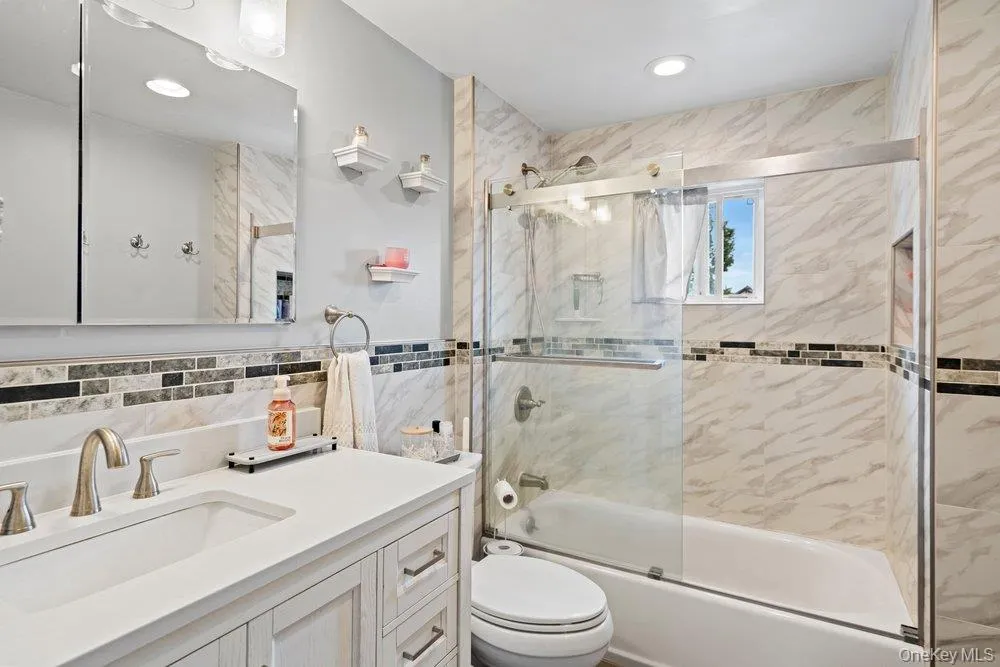 183 Horton Avenue, Hempstead, NY, 3 Bedrooms Bedrooms, 7 Rooms Rooms,1 BathroomBathrooms,Residential,For Rent,Horton,0,1041991 183 Horton Avenue, Hempstead, NY, 3 Bedrooms Bedrooms, 7 Rooms Rooms,1 BathroomBathrooms,Residential,For Rent,Horton,0,1041991
