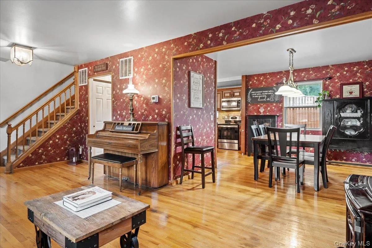 Stairs to Bedrooms are on the 2nd floor Stairs to Bedrooms are on the 2nd floor