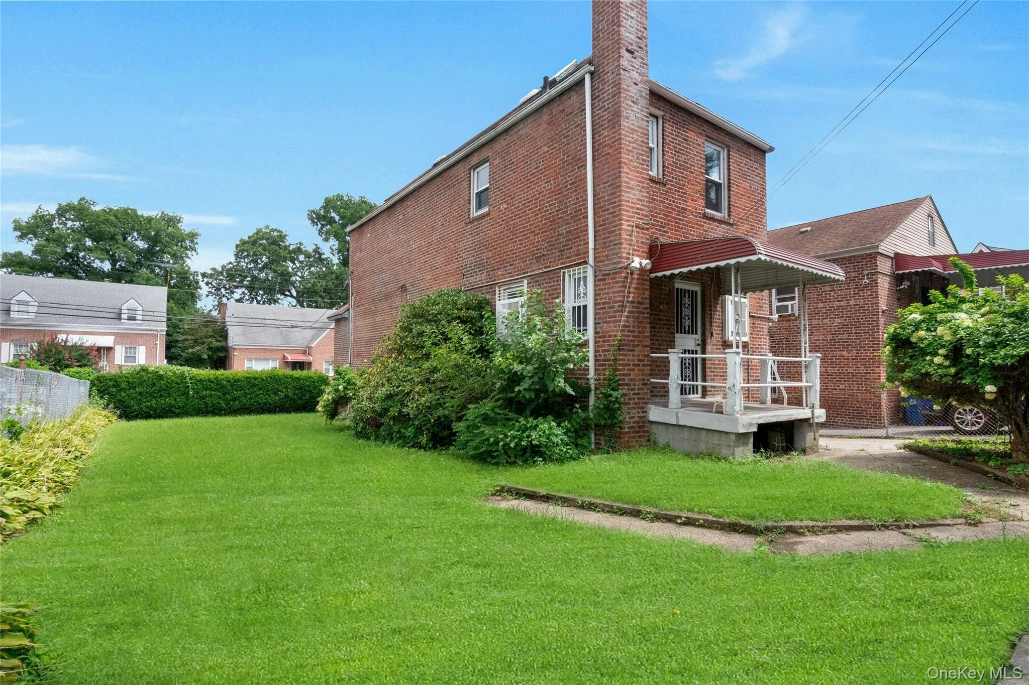 Lovely level rear and side yard. Lovely level rear and side yard.