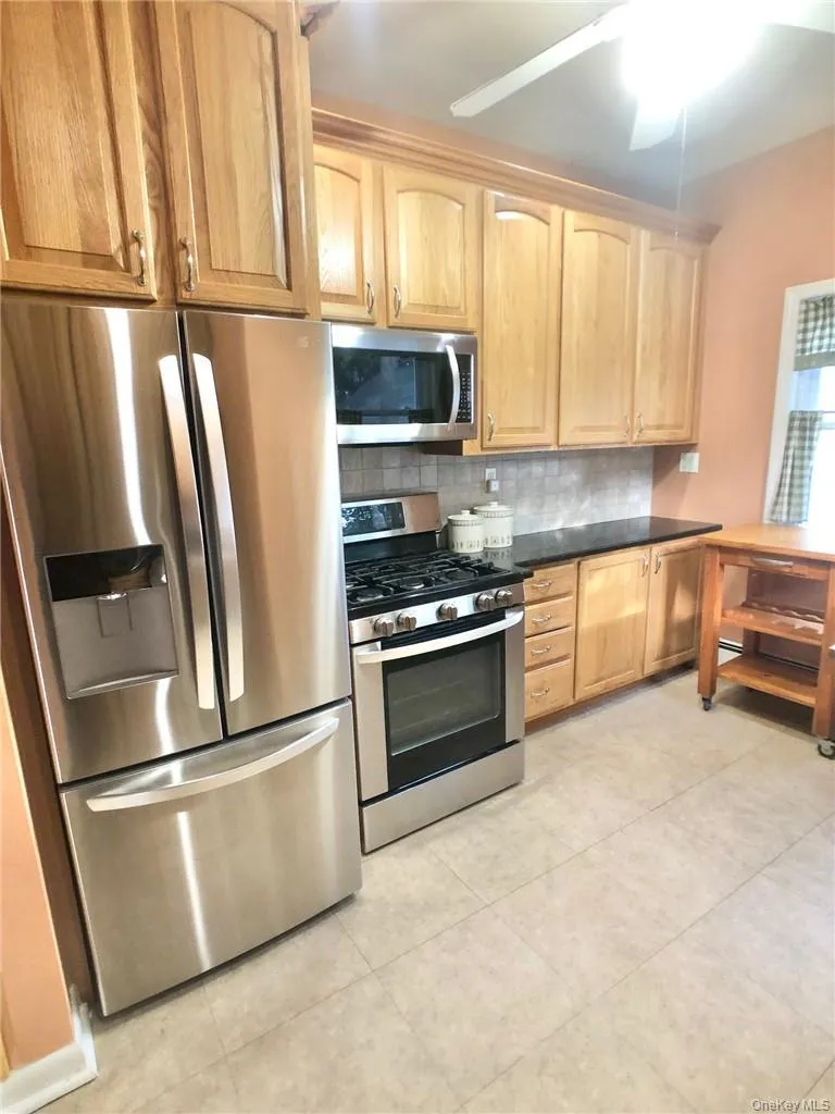 72 Stewart Avenue, Eastchester, NY, 3 Bedrooms Bedrooms, 7 Rooms Rooms,2 BathroomsBathrooms,Residential Lease,For Rent,Stewart,0,1042016 72 Stewart Avenue, Eastchester, NY, 3 Bedrooms Bedrooms, 7 Rooms Rooms,2 BathroomsBathrooms,Residential Lease,For Rent,Stewart,0,1042016