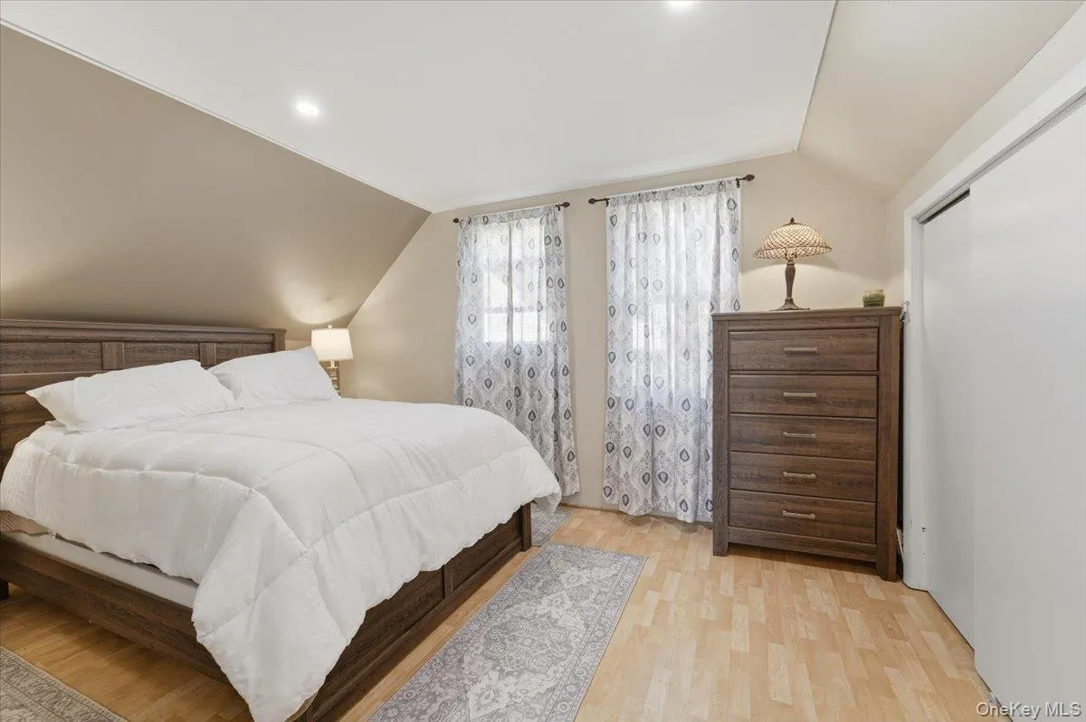 Very large bedroom upstairs Very large bedroom upstairs