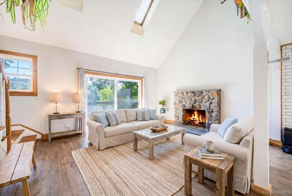 Cozy Lake Living!(Virtually Staged ) Cozy Lake Living!(Virtually Staged )