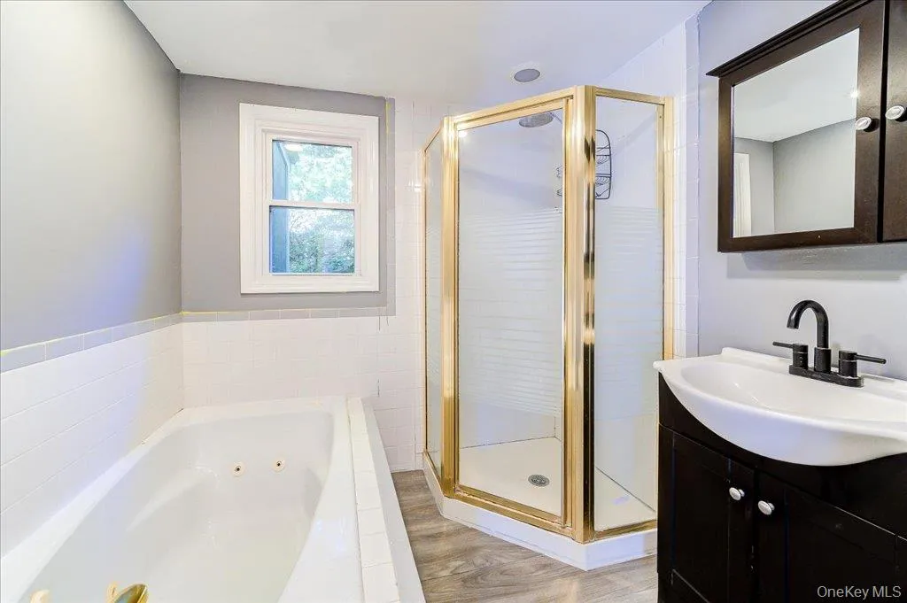 Main Level Full Bathroom (with jacuzzi tub). Main Level Full Bathroom (with jacuzzi tub).
