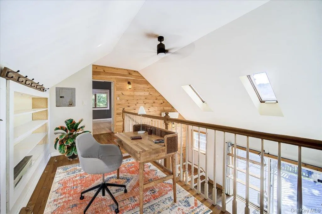 Upstairs Loft Area leading to the primary bedroom (Virtually Staged) Upstairs Loft Area leading to the primary bedroom (Virtually Staged)