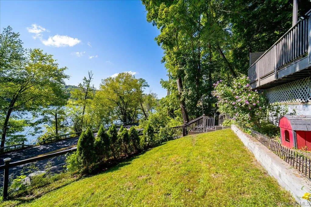 Fully Fenced yard with year round lake views! Fully Fenced yard with year round lake views!