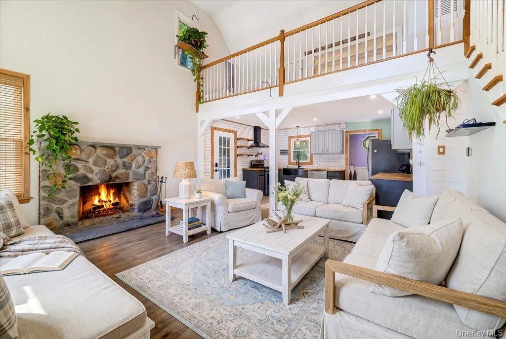 Cozy Lake Living!(Virtually Staged ) Cozy Lake Living!(Virtually Staged )