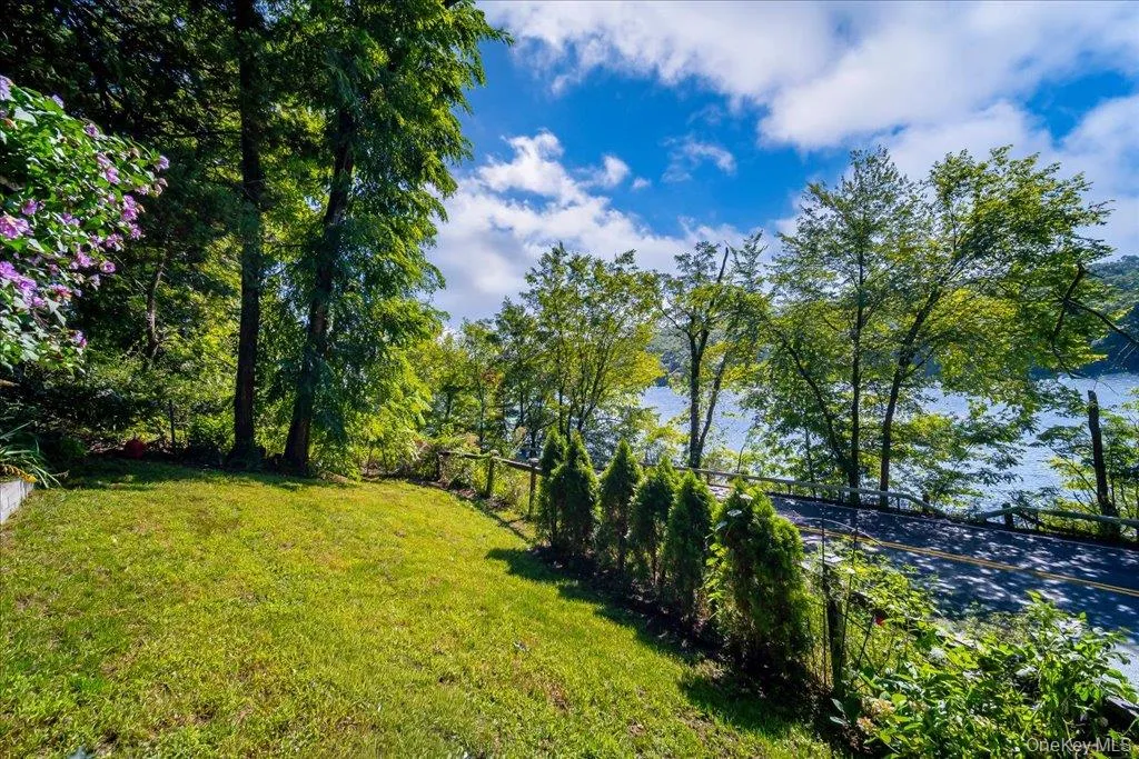 Fully Fenced yard with year round lake views! Fully Fenced yard with year round lake views!
