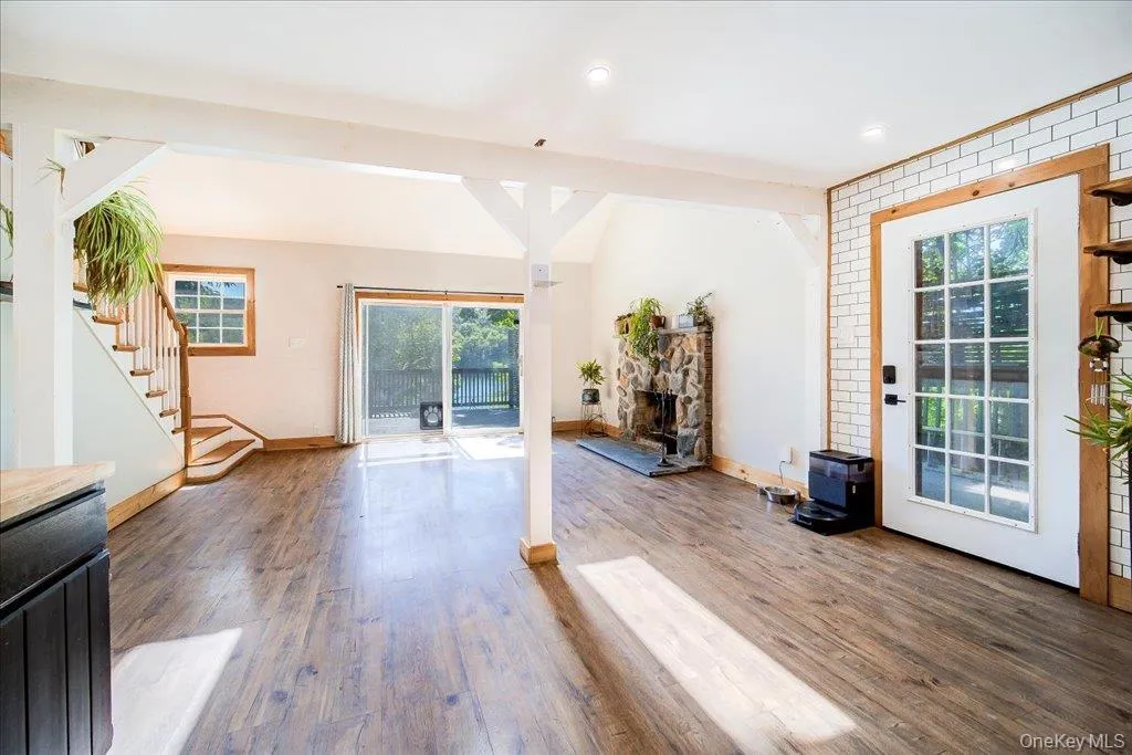Large windows and doors allow for ample light in this beautiful space. Large windows and doors allow for ample light in this beautiful space.