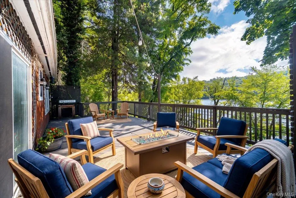 Unbeatable lake front lifestyle! Unbeatable lake front lifestyle!