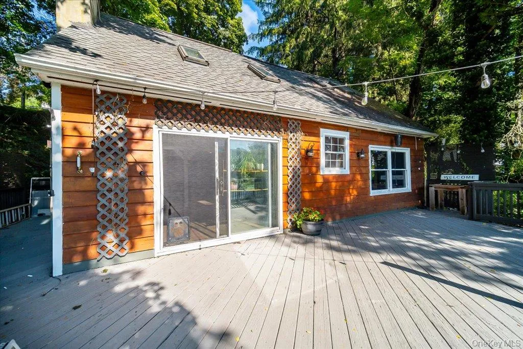 Welcome Home to this beautiful lakeside home! Welcome Home to this beautiful lakeside home!