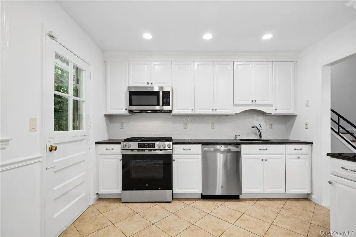 36 Chatham Road, New Rochelle, NY, 3 Bedrooms Bedrooms, 7 Rooms Rooms,2 BathroomsBathrooms,Residential Lease,For Rent,Chatham,0,1042041 36 Chatham Road, New Rochelle, NY, 3 Bedrooms Bedrooms, 7 Rooms Rooms,2 BathroomsBathrooms,Residential Lease,For Rent,Chatham,0,1042041