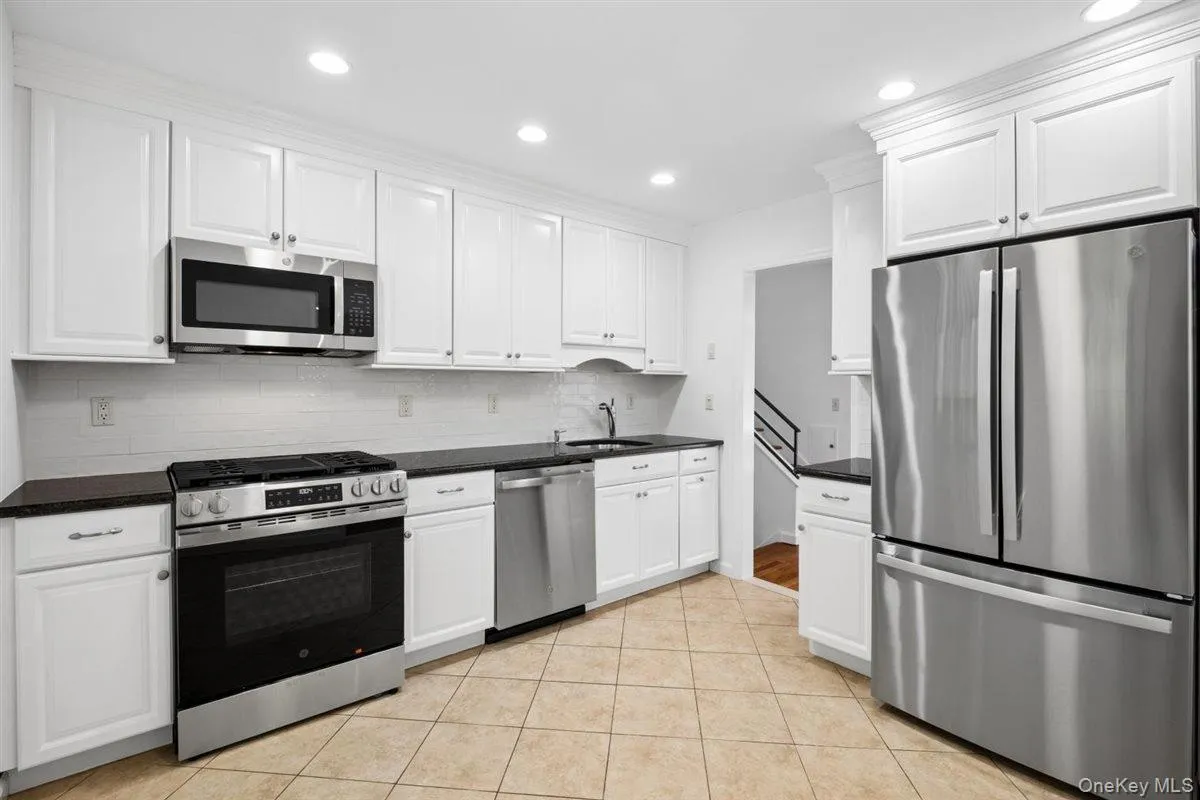 36 Chatham Road, New Rochelle, NY, 3 Bedrooms Bedrooms, 7 Rooms Rooms,2 BathroomsBathrooms,Residential Lease,For Rent,Chatham,0,1042041 36 Chatham Road, New Rochelle, NY, 3 Bedrooms Bedrooms, 7 Rooms Rooms,2 BathroomsBathrooms,Residential Lease,For Rent,Chatham,0,1042041
