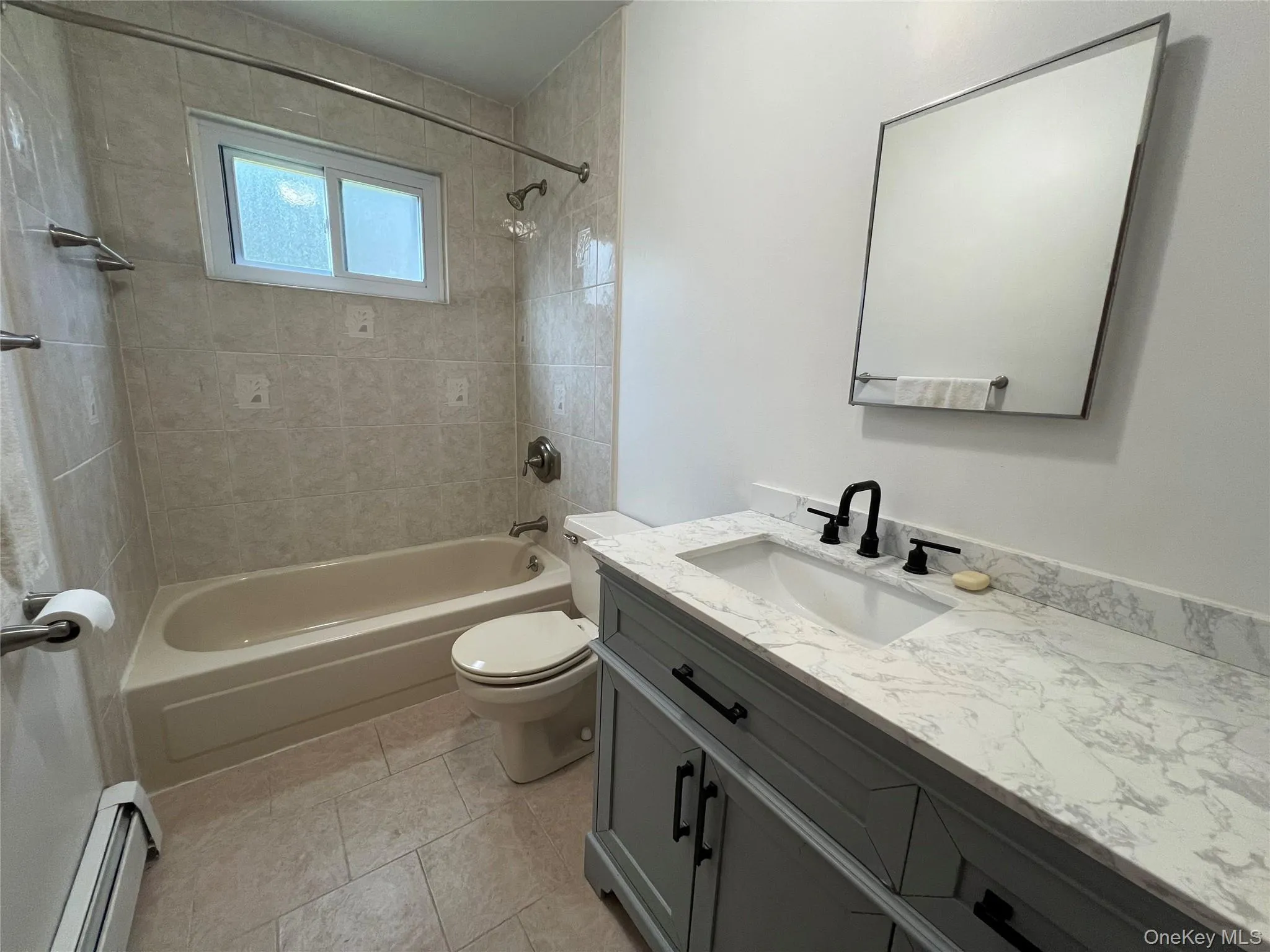 Full Hallway Bath with Shower/Tub Full Hallway Bath with Shower/Tub