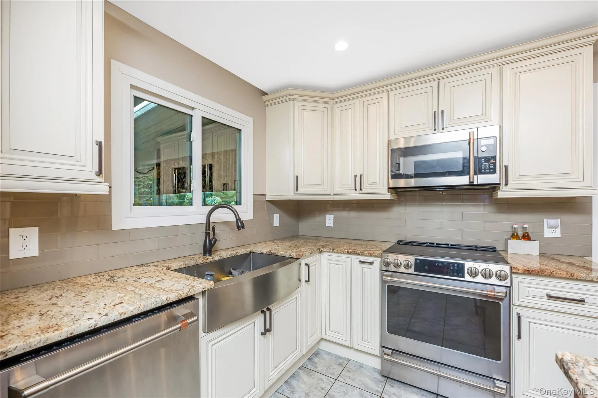 15 Melrose Lane, Smithtown, NY, 4 Bedrooms Bedrooms, 8 Rooms Rooms,2 BathroomsBathrooms,Residential,For Rent,Melrose,0,1042052 15 Melrose Lane, Smithtown, NY, 4 Bedrooms Bedrooms, 8 Rooms Rooms,2 BathroomsBathrooms,Residential,For Rent,Melrose,0,1042052