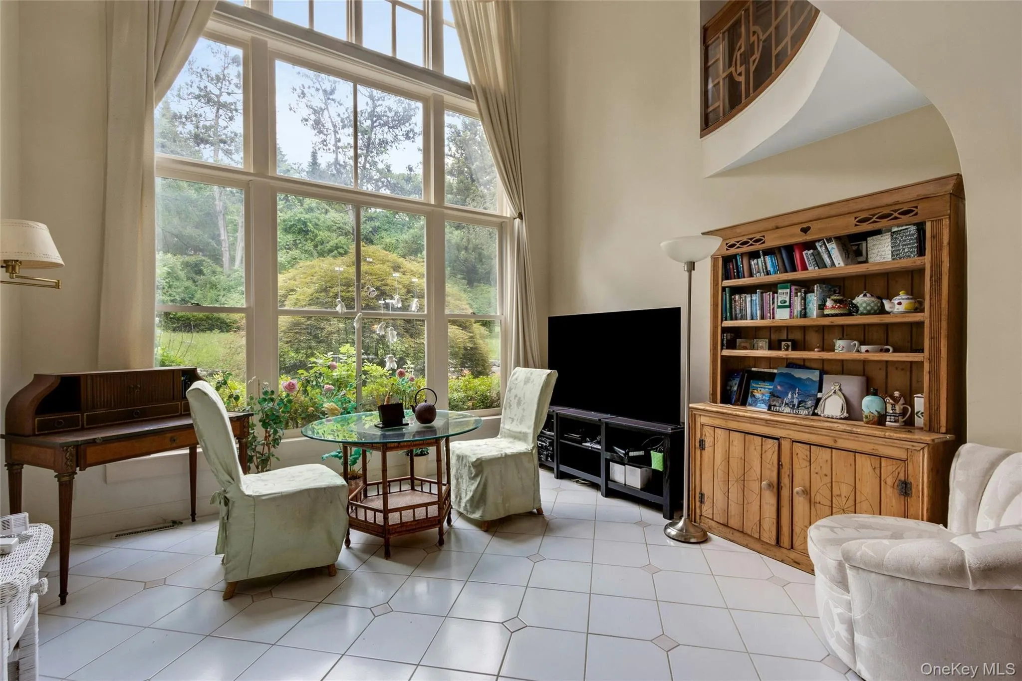 Breakfast nook off the kitchen, with open ceiling to the living room above. Breakfast nook off the kitchen, with open ceiling to the living room above.