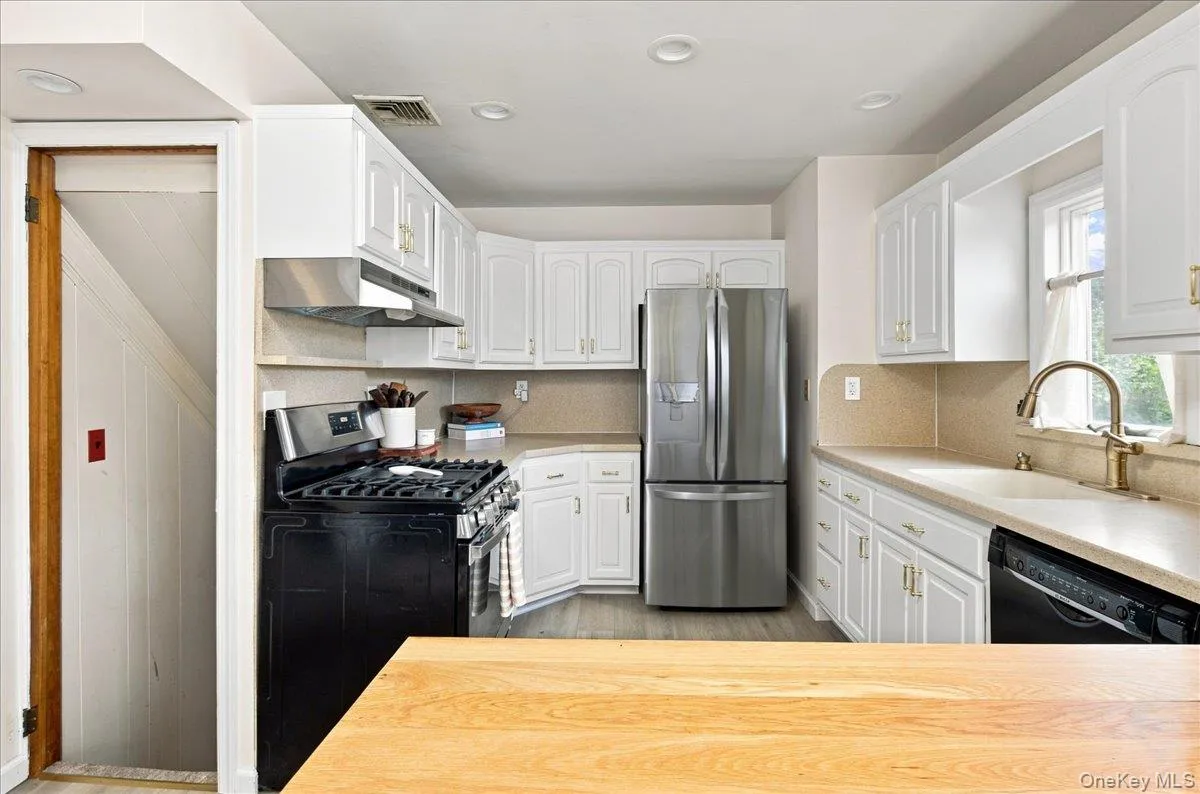 51 Dawson Avenue, Smithtown, NY, 2 Bedrooms Bedrooms, 7 Rooms Rooms,2 BathroomsBathrooms,Residential,For Rent,Dawson,0,1042076 51 Dawson Avenue, Smithtown, NY, 2 Bedrooms Bedrooms, 7 Rooms Rooms,2 BathroomsBathrooms,Residential,For Rent,Dawson,0,1042076