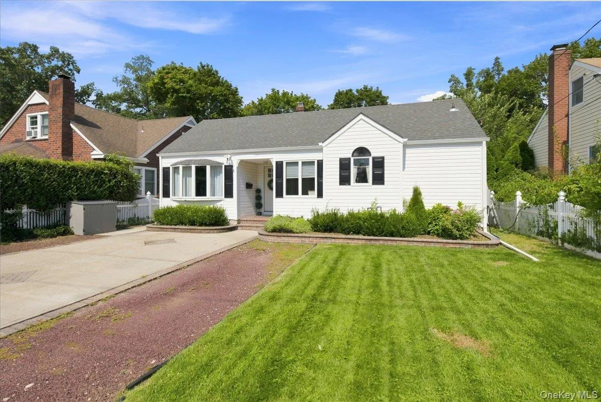 51 Dawson Avenue, Smithtown, NY, 2 Bedrooms Bedrooms, 7 Rooms Rooms,2 BathroomsBathrooms,Residential,For Rent,Dawson,0,1042076 51 Dawson Avenue, Smithtown, NY, 2 Bedrooms Bedrooms, 7 Rooms Rooms,2 BathroomsBathrooms,Residential,For Rent,Dawson,0,1042076