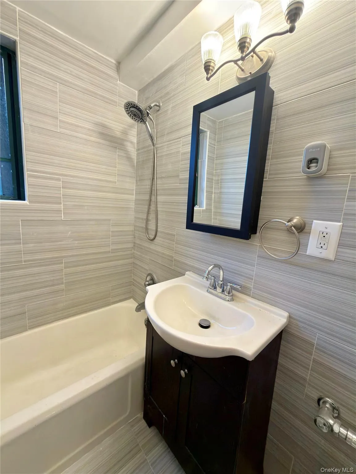 1591 Metropolitan Avenue, New York, NY, 1 Bedroom Bedrooms, 3 Rooms Rooms,1 BathroomBathrooms,Residential,For Rent,Metropolitan,0,1042082 1591 Metropolitan Avenue, New York, NY, 1 Bedroom Bedrooms, 3 Rooms Rooms,1 BathroomBathrooms,Residential,For Rent,Metropolitan,0,1042082