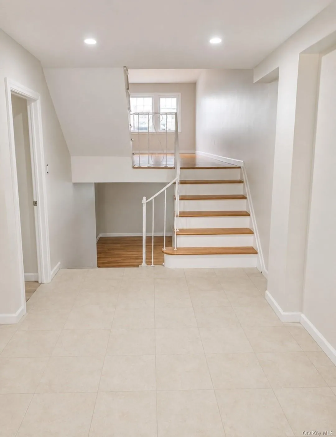 Spacious Entrance Spacious Entrance