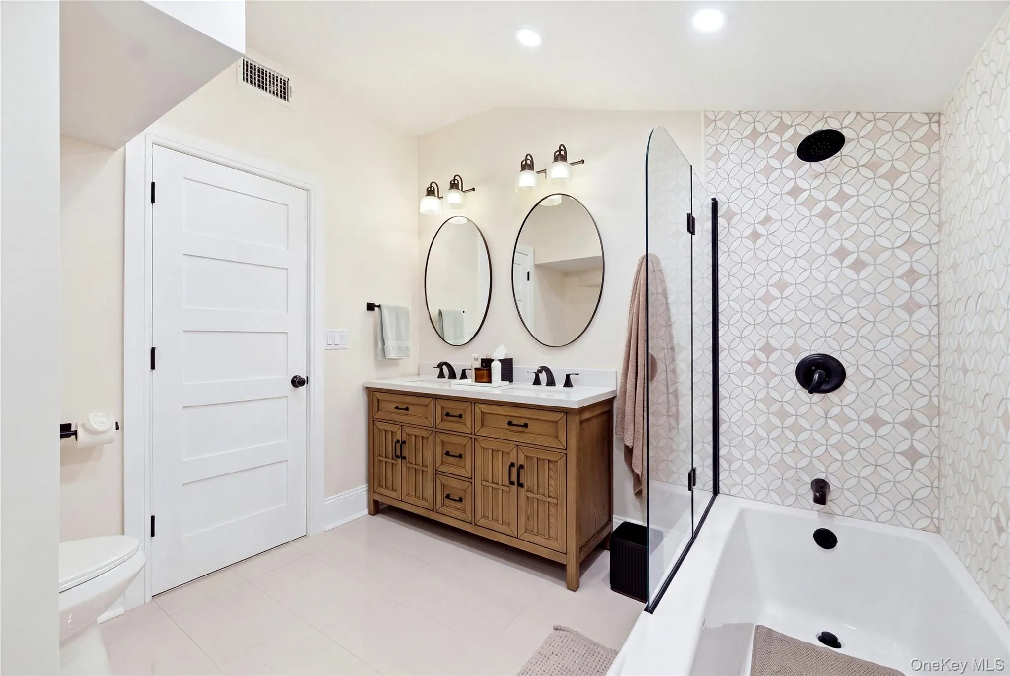 61 Ocean Avenue, Islip, NY, 8 Bedrooms Bedrooms, 14 Rooms Rooms,5 BathroomsBathrooms,Residential,For Rent,Ocean,0,1042189 61 Ocean Avenue, Islip, NY, 8 Bedrooms Bedrooms, 14 Rooms Rooms,5 BathroomsBathrooms,Residential,For Rent,Ocean,0,1042189