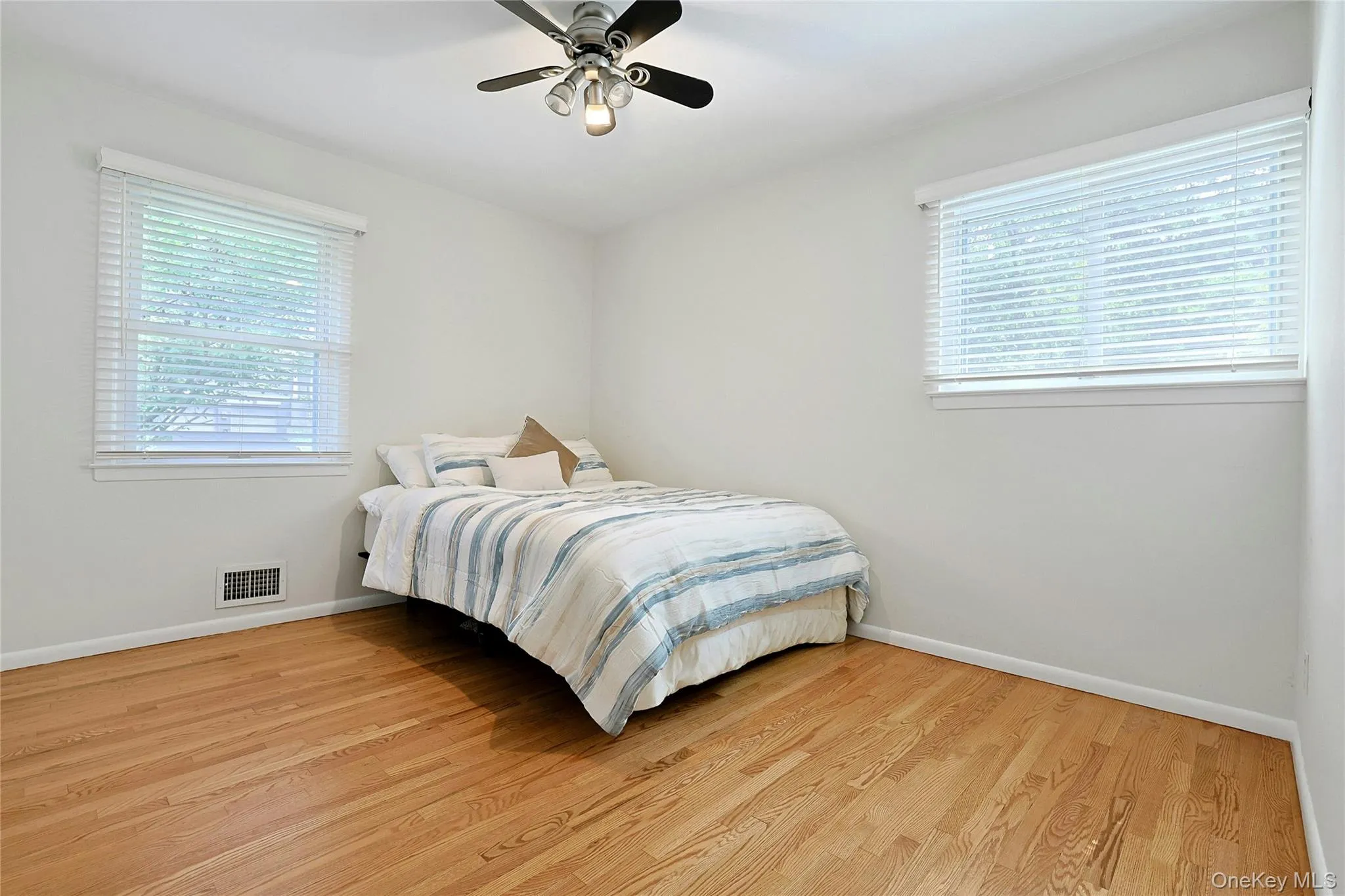 Third bedroom with corner exposure. Third bedroom with corner exposure.