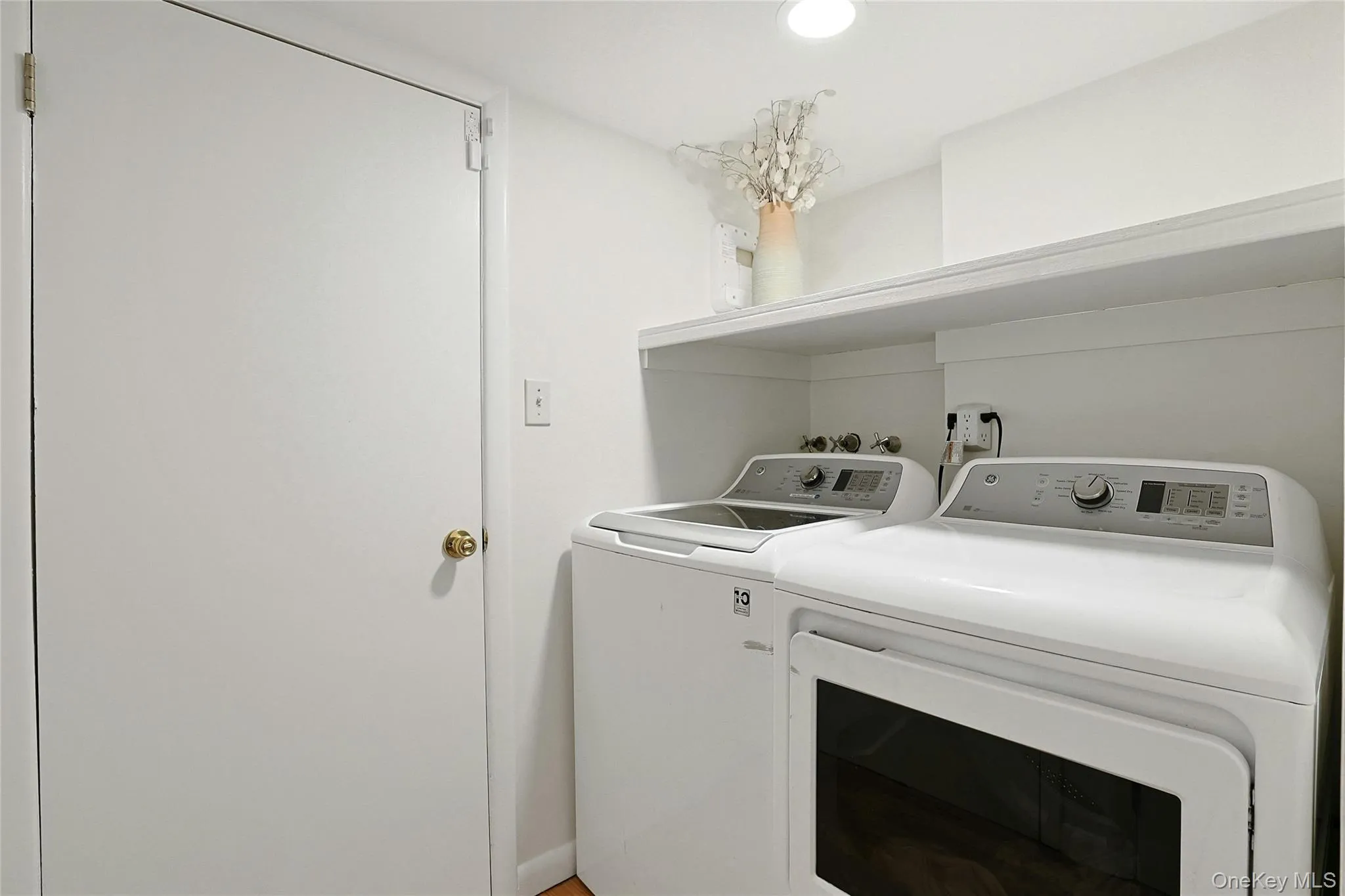 Full size GE washer/dryer. Full size GE washer/dryer.