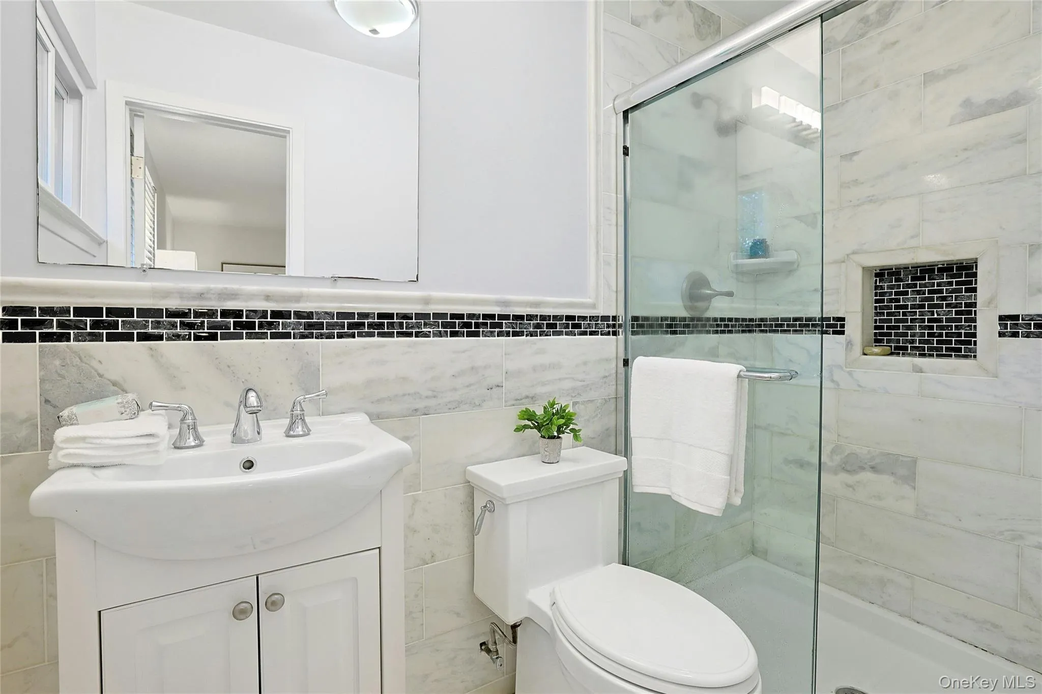 Primary En-suite bathroom. Primary En-suite bathroom.