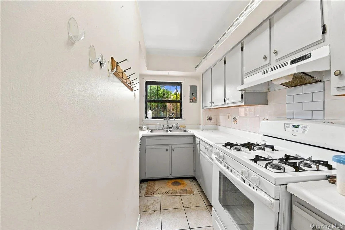847 Underhill Avenue, New York, NY, 2 Bedrooms Bedrooms, 4 Rooms Rooms,1 BathroomBathrooms,Residential,For Rent,Underhill,0,1042215 847 Underhill Avenue, New York, NY, 2 Bedrooms Bedrooms, 4 Rooms Rooms,1 BathroomBathrooms,Residential,For Rent,Underhill,0,1042215
