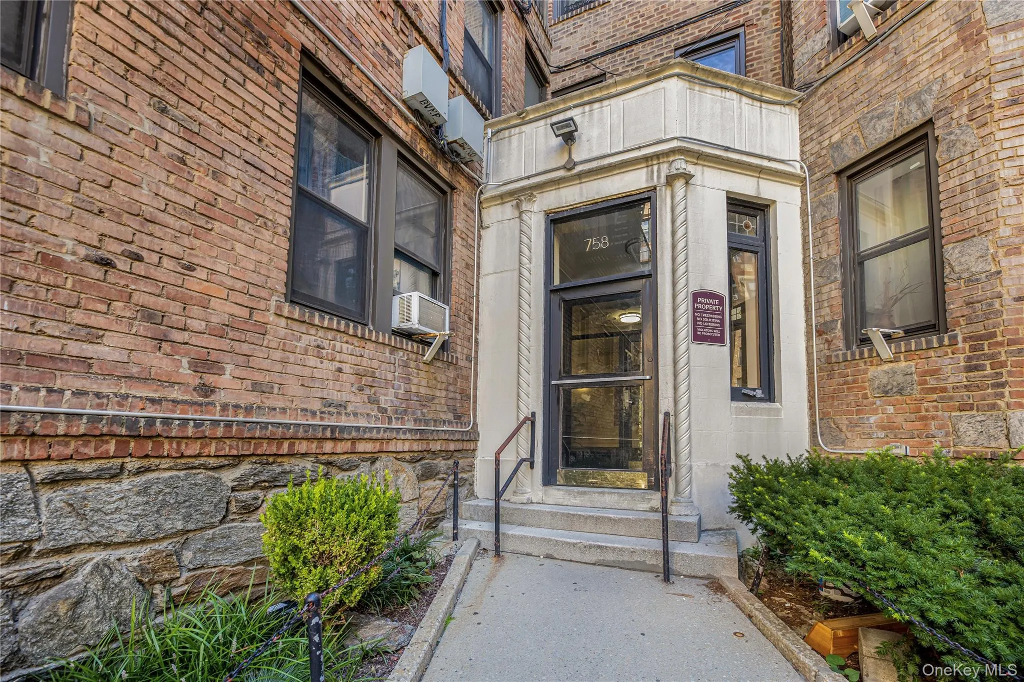 Building entrance: 758 Building entrance: 758