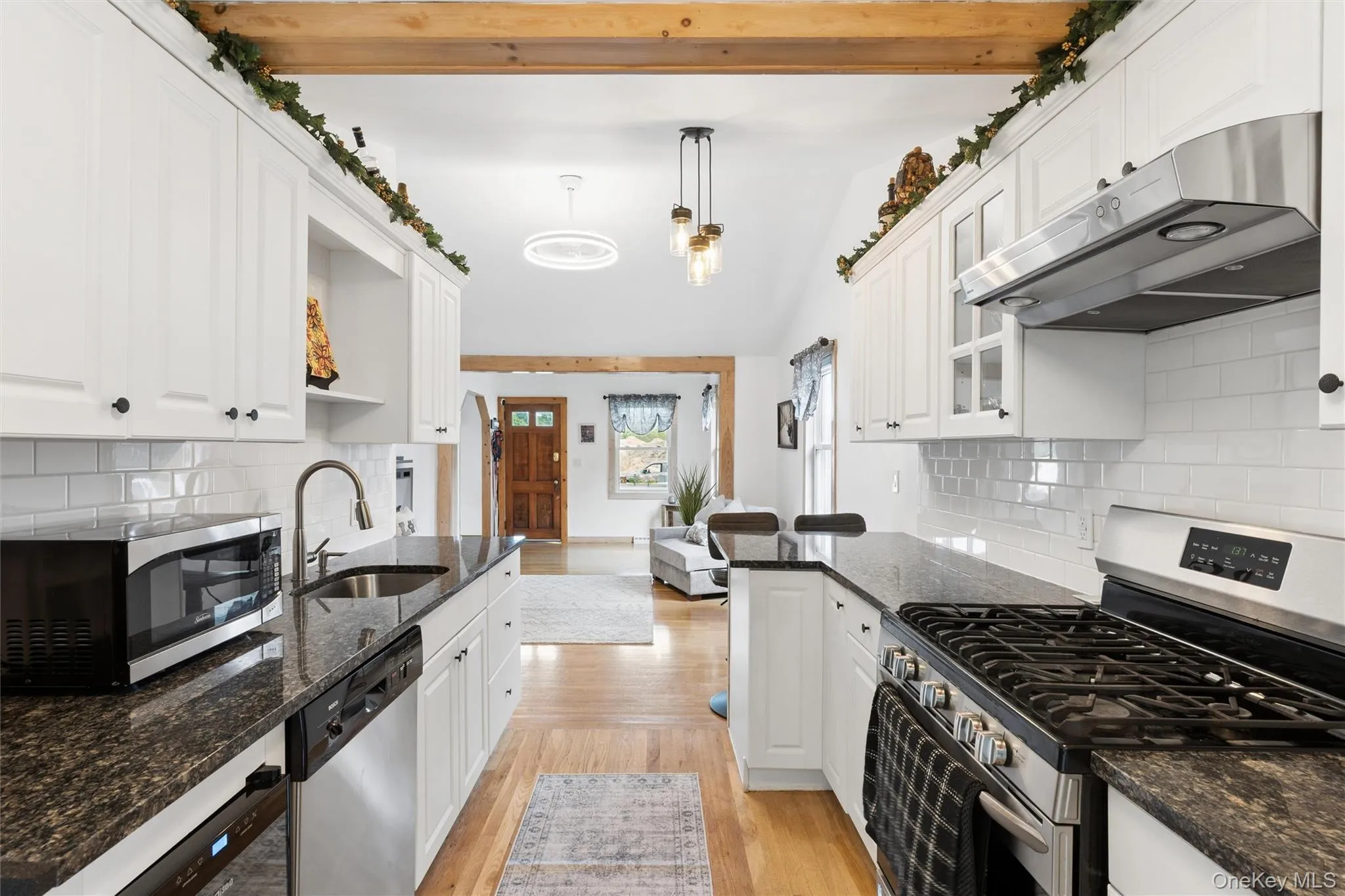 34 End Avenue, Southampton, NY, 2 Bedrooms Bedrooms, 7 Rooms Rooms,1 BathroomBathrooms,Residential,For Rent,End,0,1042264 34 End Avenue, Southampton, NY, 2 Bedrooms Bedrooms, 7 Rooms Rooms,1 BathroomBathrooms,Residential,For Rent,End,0,1042264